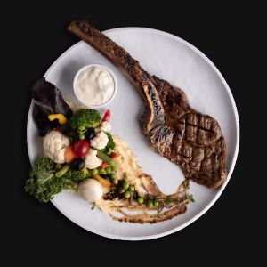 ۴۵۰گرم دنده گوساله - دورچین سبزیجات - پوره سیب زمینی - سس قارچ - دمی گلیس