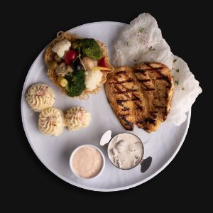 ۳۵۰ گرم سینه مرغ - دورچین سبزیجات - پوره سیب زمینی - سس قارچ - سس پینک