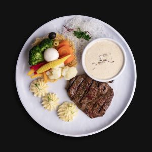 ۳۴۰ گرم فیله گوساله - دورچین سبزیجات - سس قارچ - پوره سیب زمینی