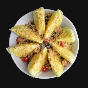 کاهو پیچ, مغز گردو، گوجه گیلاسی, زیتون, سس شف