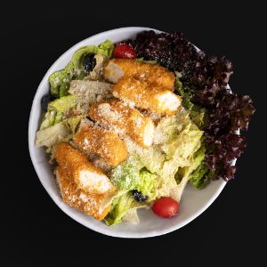 ۱۶۰گرم فیله سوخاری با پنیر, کاهو رسمی, زیتون, گوجه گیلاسی, نان تست, سس سزار