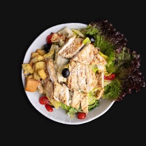 ۱۶۰گرم فیله مرغ گریل, کاهو رسمی, زیتون , نان تست, گوجه گیلاسی, سس سزار