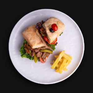 ۱۵۰گرم استیک برش خورده, سس شف,  سبزیجات مدیترانه ای